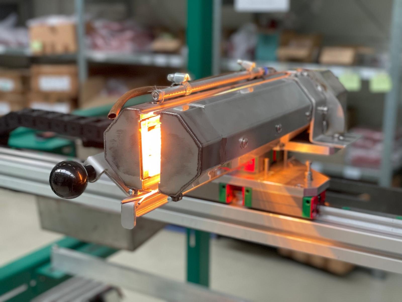 IR lampa pro automatické smršťování trubek